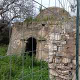 Purtroppo l�intero casolare, risalente al XIX secolo, � in rovina, assediato dalla vegetazione e affiancato da un moderno cancello che si apre sul nulla